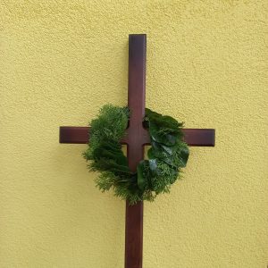 Vainadziņš ap krustu