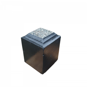 Cementa kubs krāsots melns