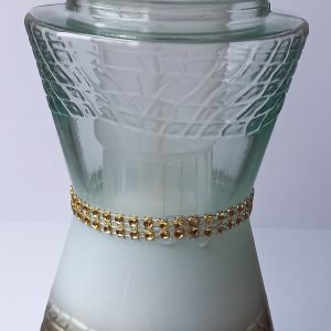 Svece stiklā ar zelta krāsas dekoriem