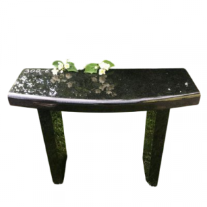 Melns granīta soliņš