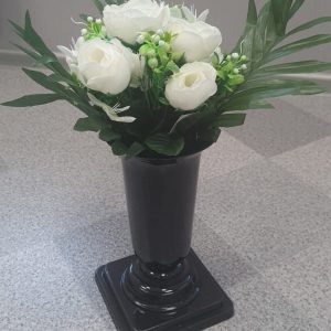 Balts mākslīgais rožu pušķis