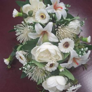 Mākslīgais dažādu ziedu pušķis