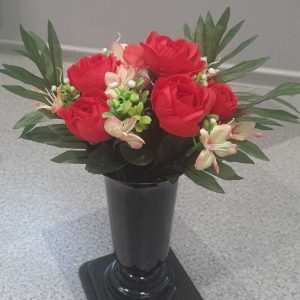 Sarkans mākslīgais rožu pušķis