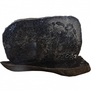 Laukakmens piemineklis ar zīmējumu, C-3/S